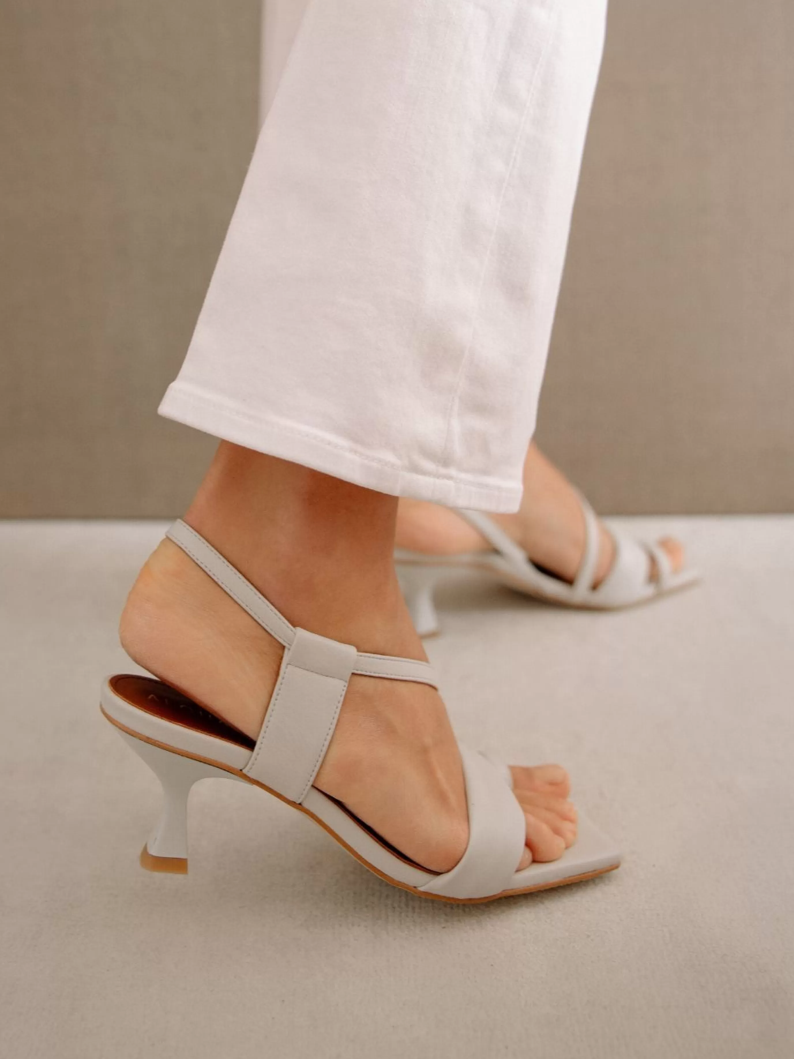 Online Asymmetric Straps - Mules Blancos De Piel TACONES | ZUECOS