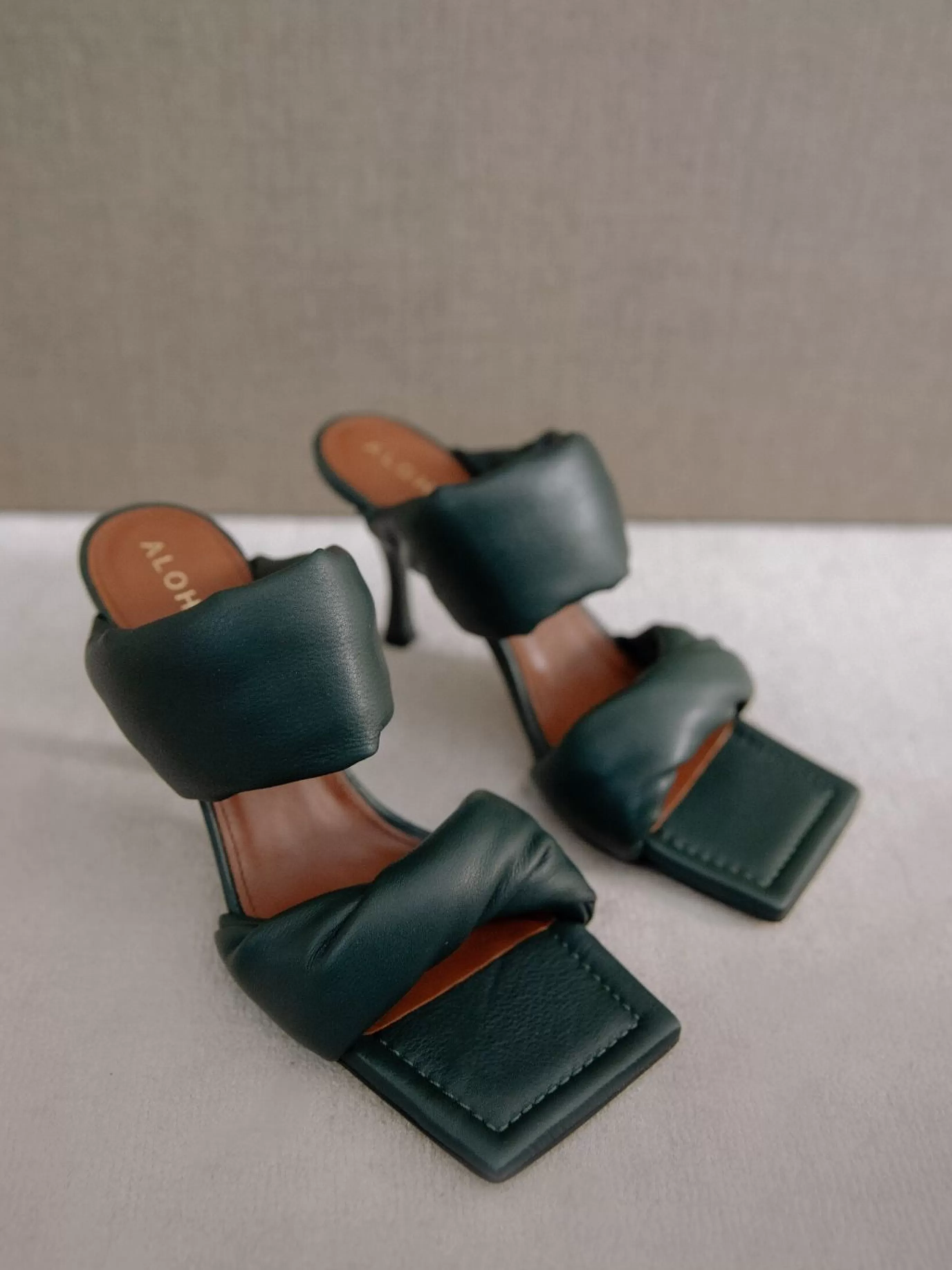 Outlet Twist Strap - Mules De Cuero Verde TACONES